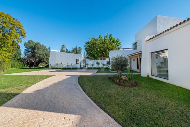Magnifik andalusisk-Cortijo Style Villa Bara några steg från stranden i prestigefyllda Guadalmina Baja