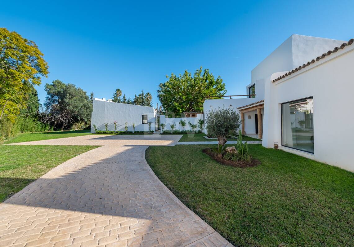 Wunderschöne Villa im Boho-Stil, nur wenige Schritte vom Strand in der renommierten Guadalmina entfernt