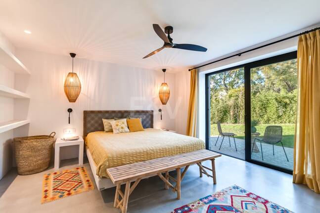 Magnifik andalusisk-Cortijo Style Villa Bara några steg från stranden i prestigefyllda Guadalmina Baja