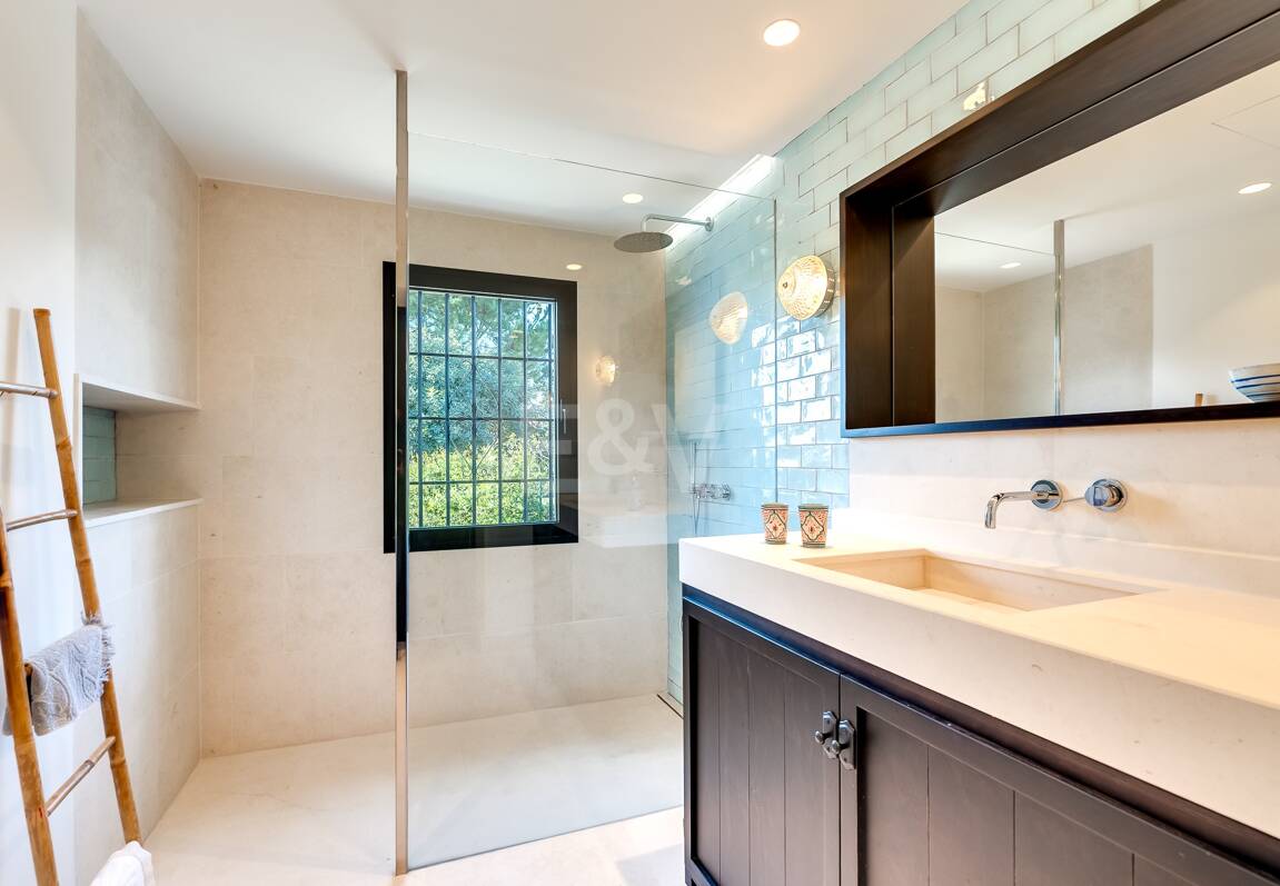 Magnifik andalusisk-Cortijo Style Villa Bara några steg från stranden i prestigefyllda Guadalmina Baja