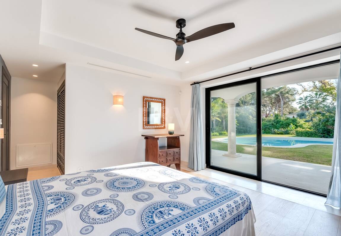 Magnifik andalusisk-Cortijo Style Villa Bara några steg från stranden i prestigefyllda Guadalmina Baja