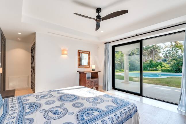 Magnifik andalusisk-Cortijo Style Villa Bara några steg från stranden i prestigefyllda Guadalmina Baja