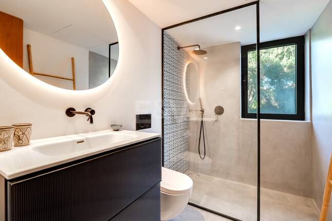 Magnifik andalusisk-Cortijo Style Villa Bara några steg från stranden i prestigefyllda Guadalmina Baja