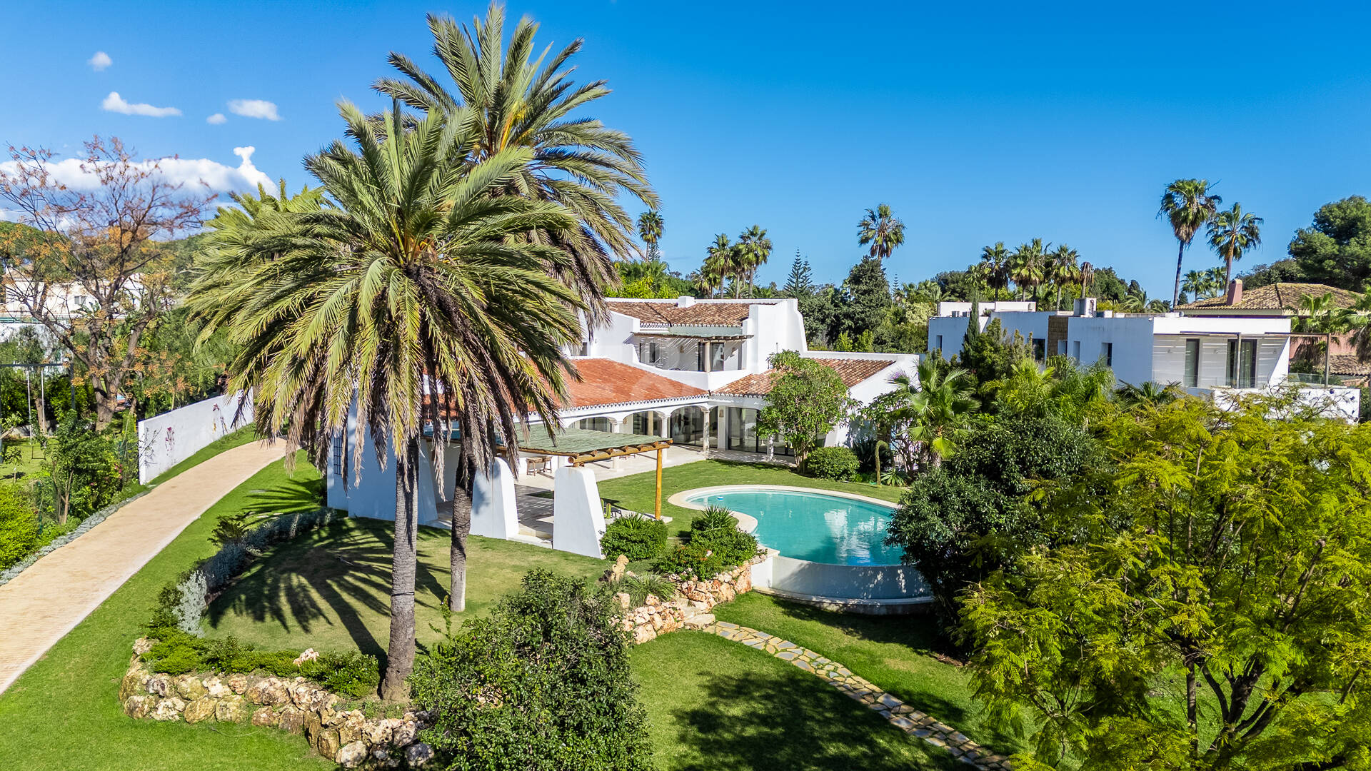 Magnifik andalusisk-Cortijo Style Villa Bara några steg från stranden i prestigefyllda Guadalmina Baja