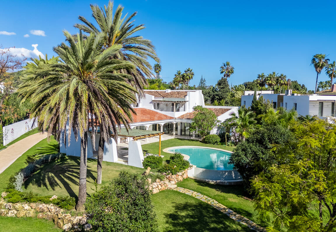 Magnifik andalusisk-Cortijo Style Villa Bara några steg från stranden i prestigefyllda Guadalmina Baja