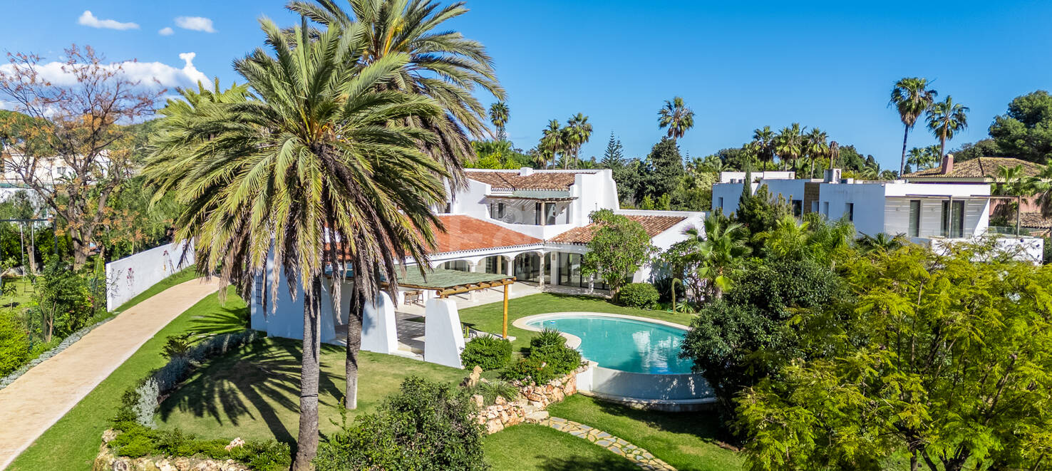 Magnifik andalusisk-Cortijo Style Villa Bara några steg från stranden i prestigefyllda Guadalmina Baja