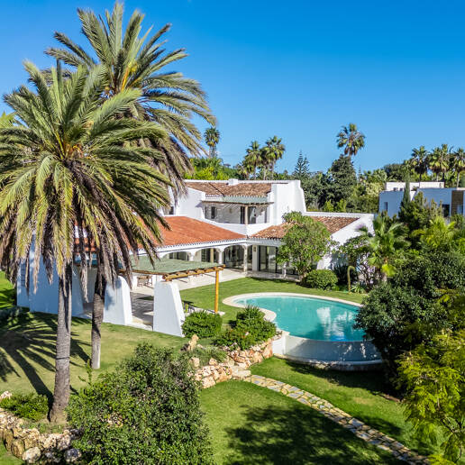 Magnifik andalusisk-Cortijo Style Villa Bara några steg från stranden i prestigefyllda Guadalmina Baja