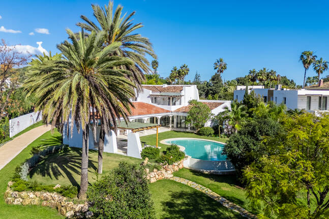 Magnifik andalusisk-Cortijo Style Villa Bara några steg från stranden i prestigefyllda Guadalmina Baja