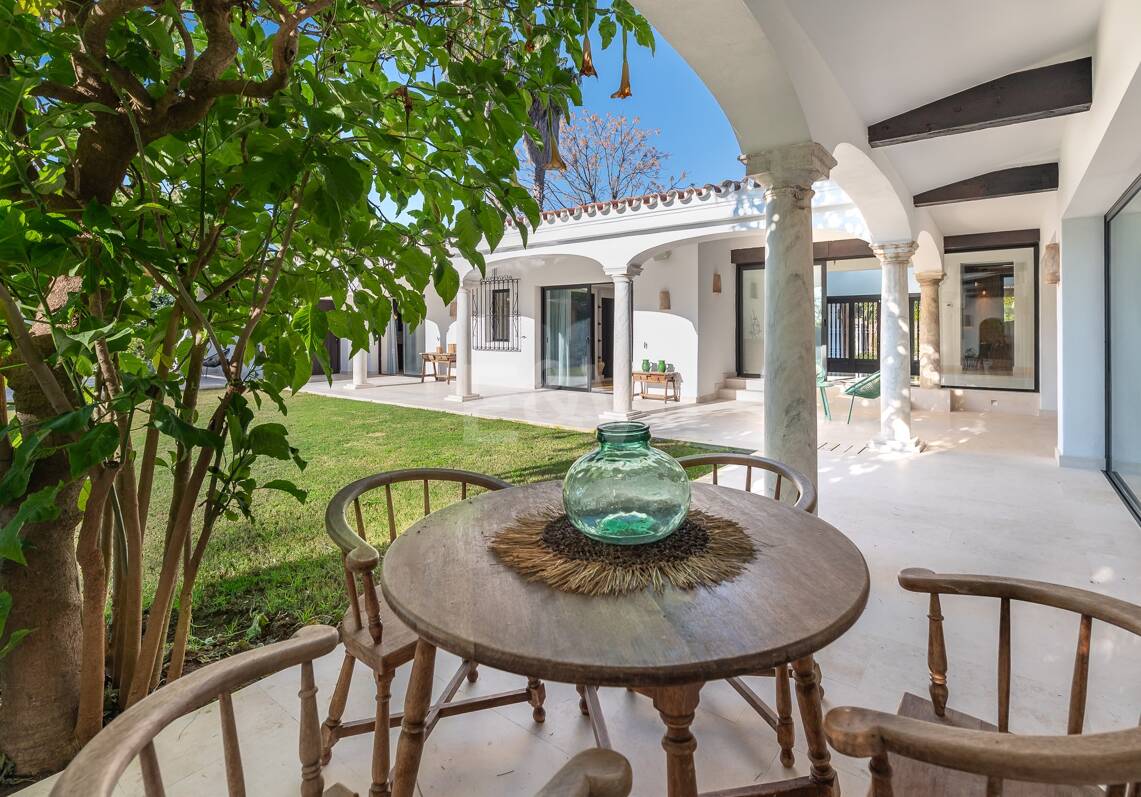 Wunderschöne Villa im Boho-Stil, nur wenige Schritte vom Strand in der renommierten Guadalmina entfernt