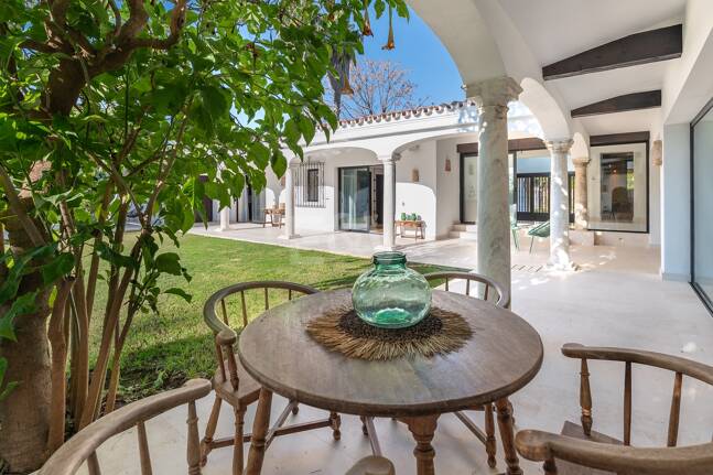 Magnifik andalusisk-Cortijo Style Villa Bara några steg från stranden i prestigefyllda Guadalmina Baja