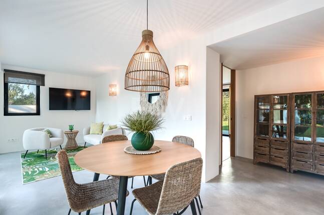 Magnifik andalusisk-Cortijo Style Villa Bara några steg från stranden i prestigefyllda Guadalmina Baja