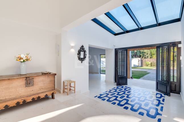 Magnifik andalusisk-Cortijo Style Villa Bara några steg från stranden i prestigefyllda Guadalmina Baja