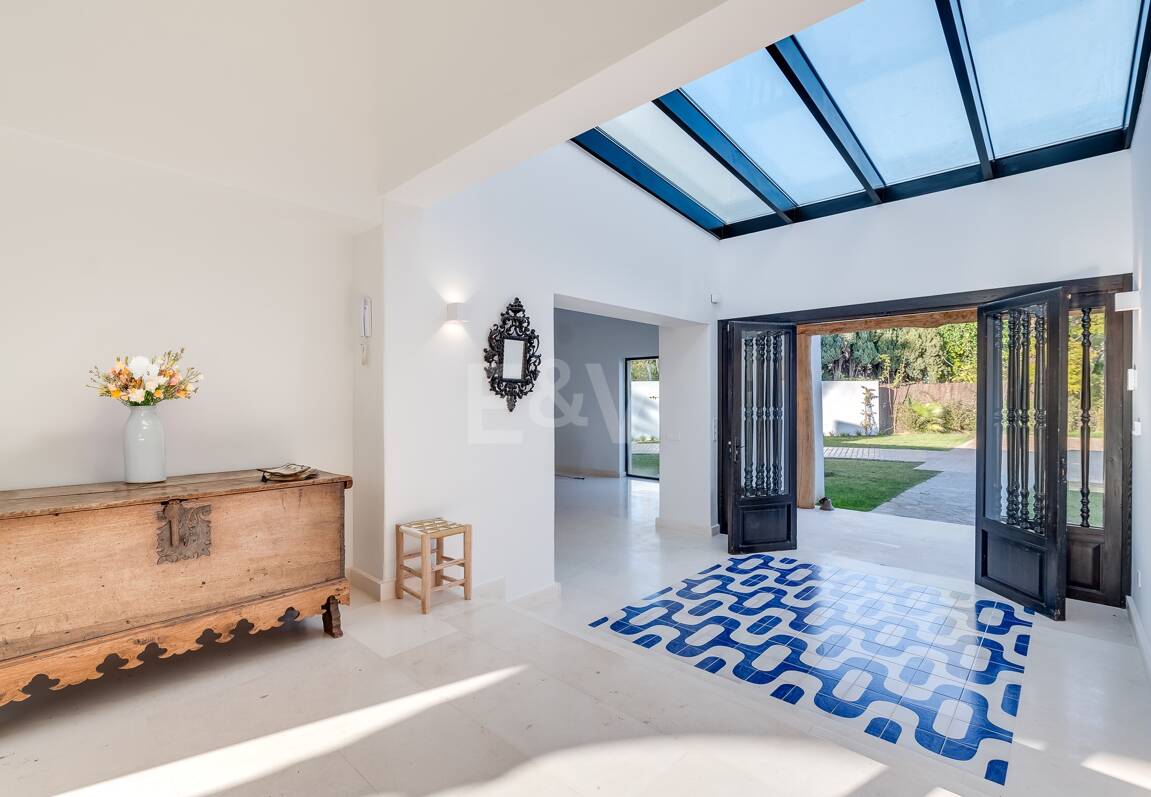 Magnifik andalusisk-Cortijo Style Villa Bara några steg från stranden i prestigefyllda Guadalmina Baja