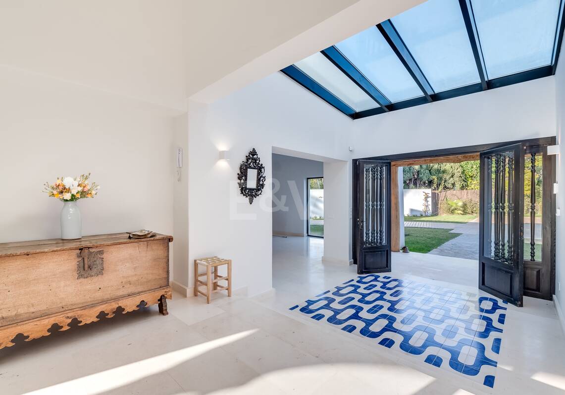 Wunderschöne Villa im Boho-Stil, nur wenige Schritte vom Strand in der renommierten Guadalmina entfernt