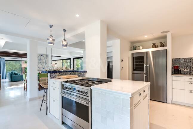 Magnifik andalusisk-Cortijo Style Villa Bara några steg från stranden i prestigefyllda Guadalmina Baja