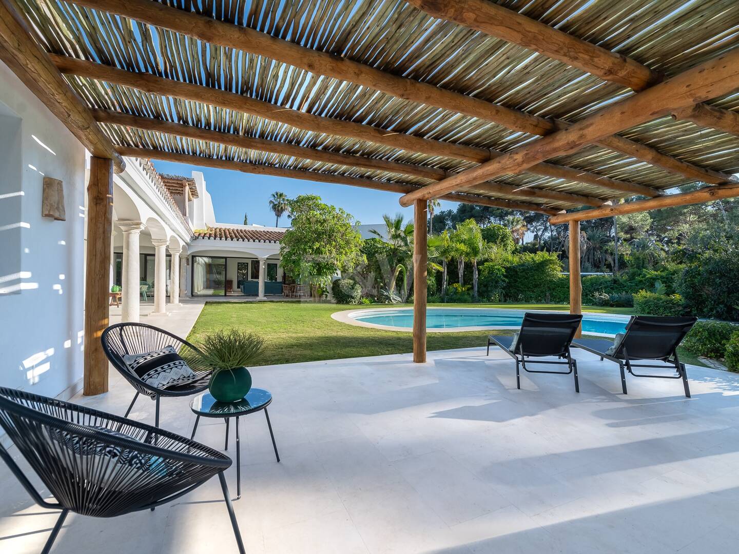 Magnifik andalusisk-Cortijo Style Villa Bara några steg från stranden i prestigefyllda Guadalmina Baja