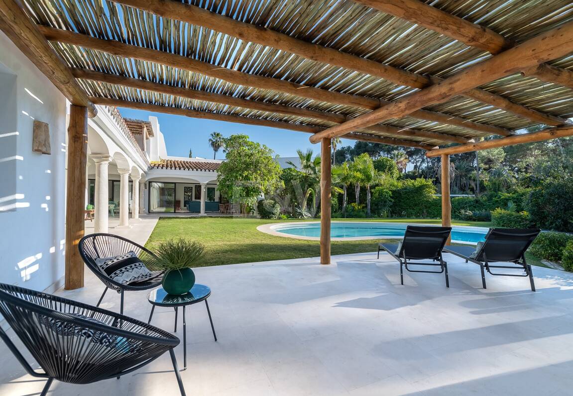Magnifik andalusisk-Cortijo Style Villa Bara några steg från stranden i prestigefyllda Guadalmina Baja