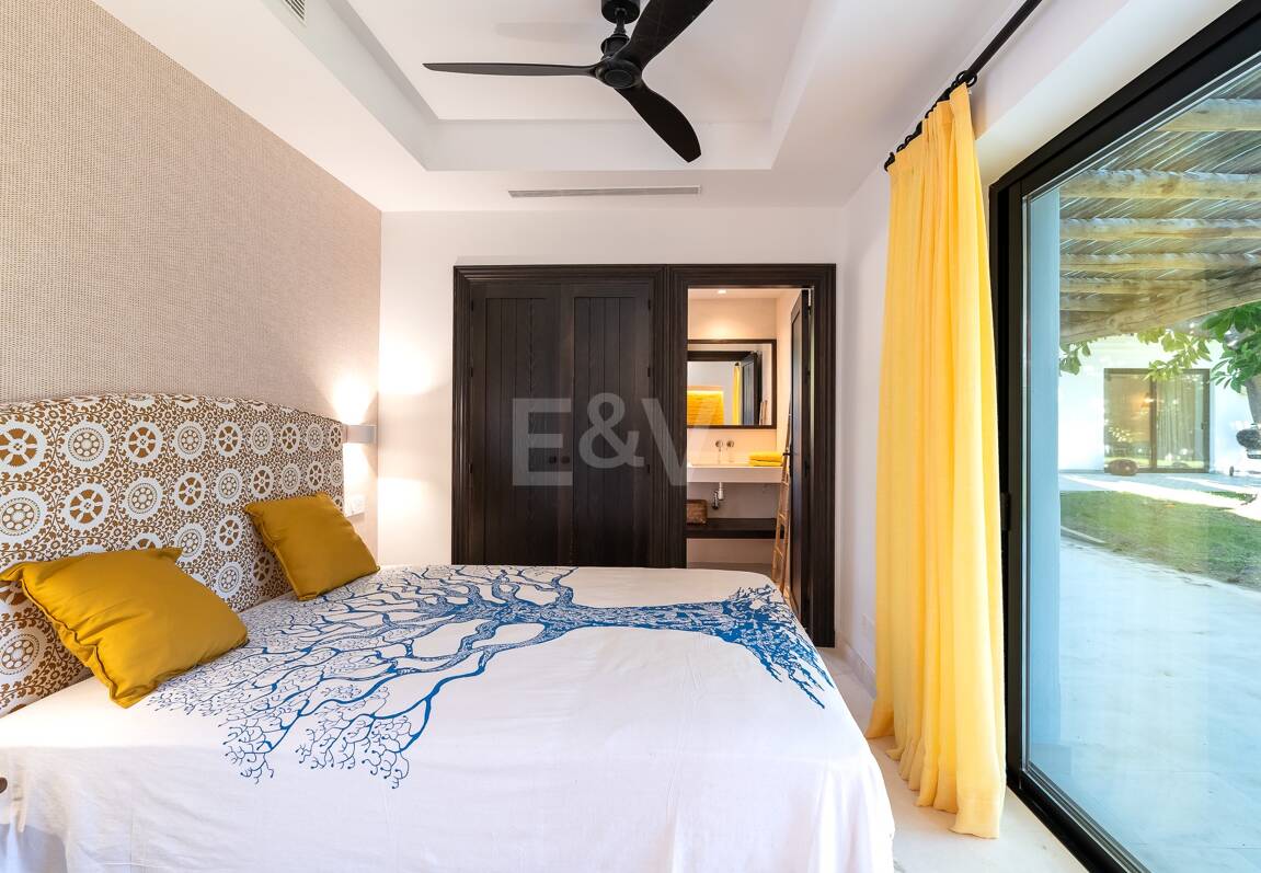 Magnifik andalusisk-Cortijo Style Villa Bara några steg från stranden i prestigefyllda Guadalmina Baja