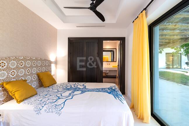 Magnifik andalusisk-Cortijo Style Villa Bara några steg från stranden i prestigefyllda Guadalmina Baja