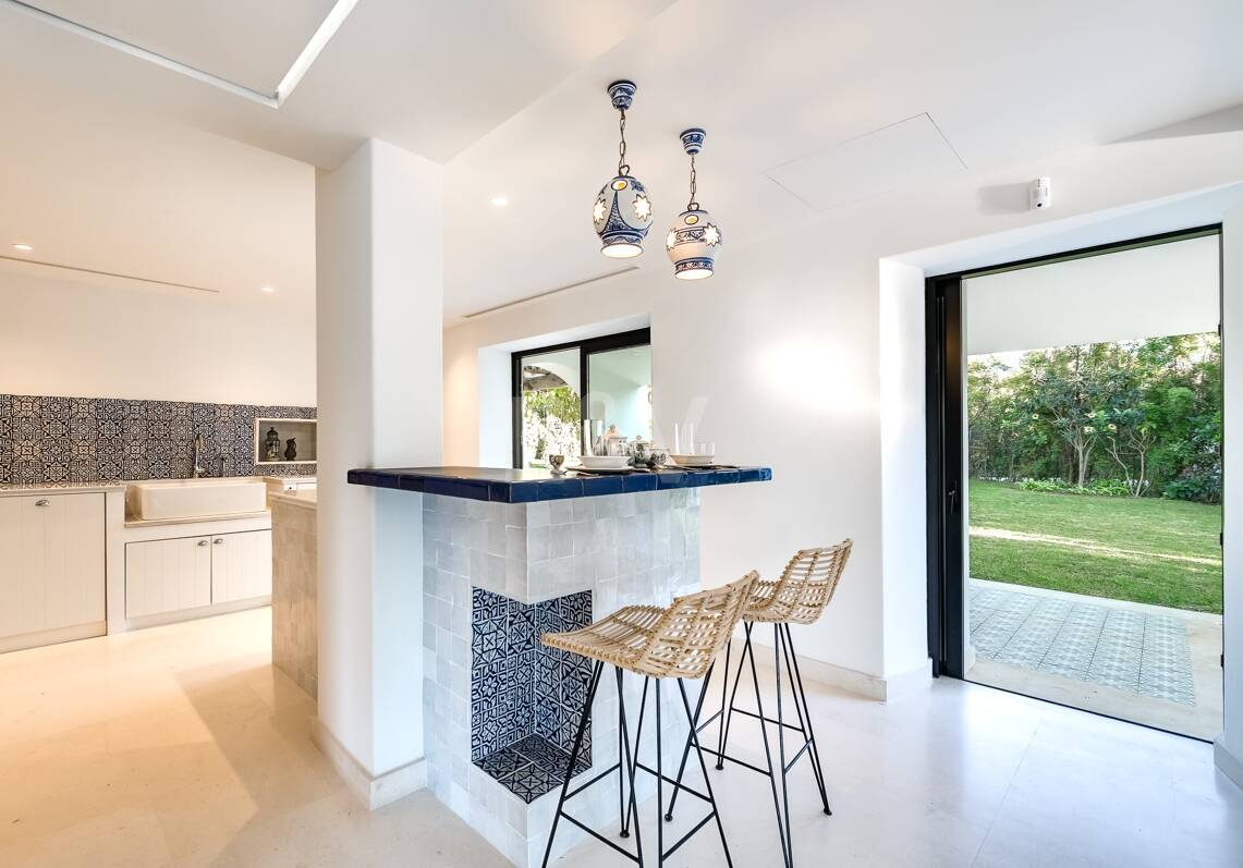 Wunderschöne Villa im Boho-Stil, nur wenige Schritte vom Strand in der renommierten Guadalmina entfernt