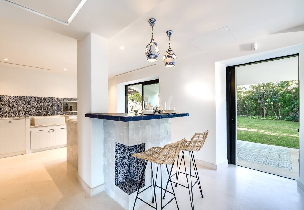 Magnifik andalusisk-Cortijo Style Villa Bara några steg från stranden i prestigefyllda Guadalmina Baja