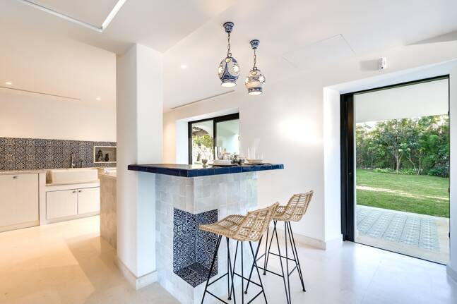 Magnifik andalusisk-Cortijo Style Villa Bara några steg från stranden i prestigefyllda Guadalmina Baja