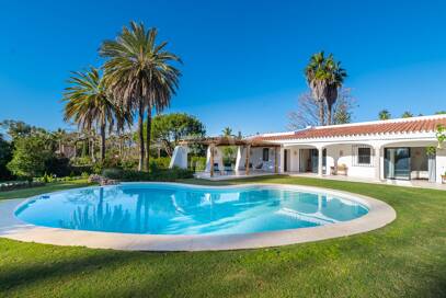 Magnifik andalusisk-Cortijo Style Villa Bara några steg från stranden i prestigefyllda Guadalmina Baja