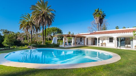 Prächtige andalusische Cortijo-Villa nur wenige Schritte vom Strand in der exklusiven Gegend von Guadalmina Baja