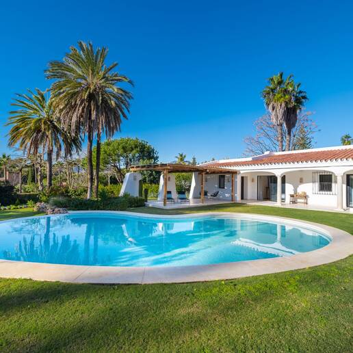 Magnifik andalusisk-Cortijo Style Villa Bara några steg från stranden i prestigefyllda Guadalmina Baja