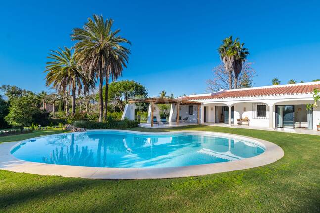 Magnifik andalusisk-Cortijo Style Villa Bara några steg från stranden i prestigefyllda Guadalmina Baja