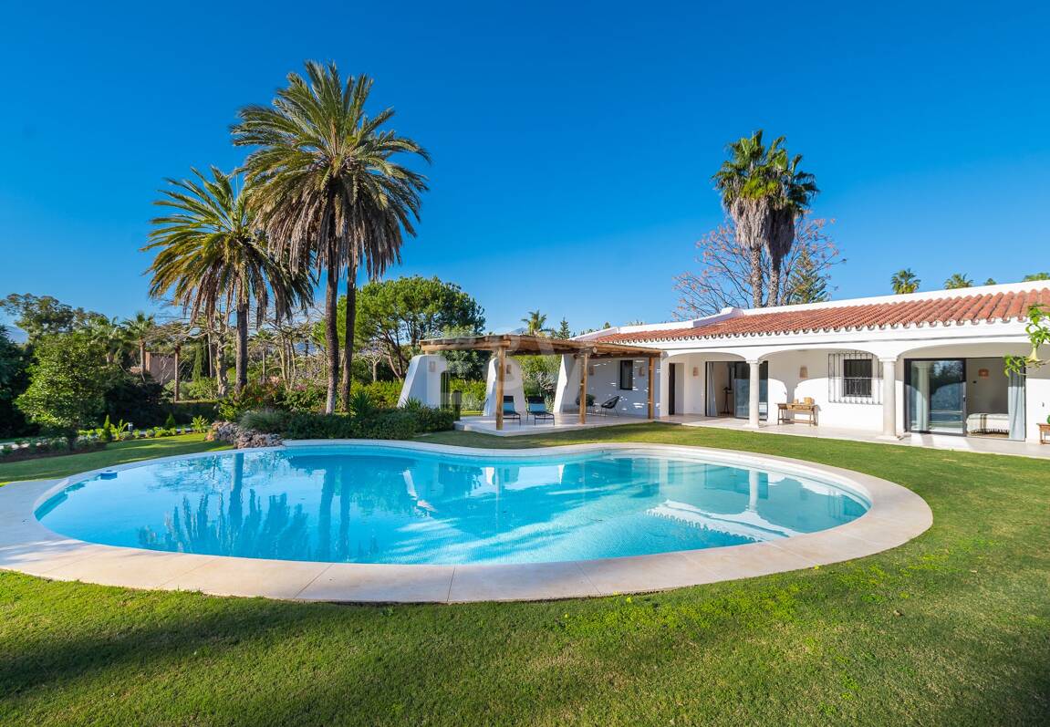 Magnifik andalusisk-Cortijo Style Villa Bara några steg från stranden i prestigefyllda Guadalmina Baja