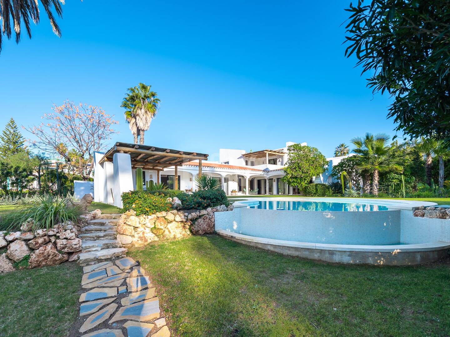Magnifik andalusisk-Cortijo Style Villa Bara några steg från stranden i prestigefyllda Guadalmina Baja