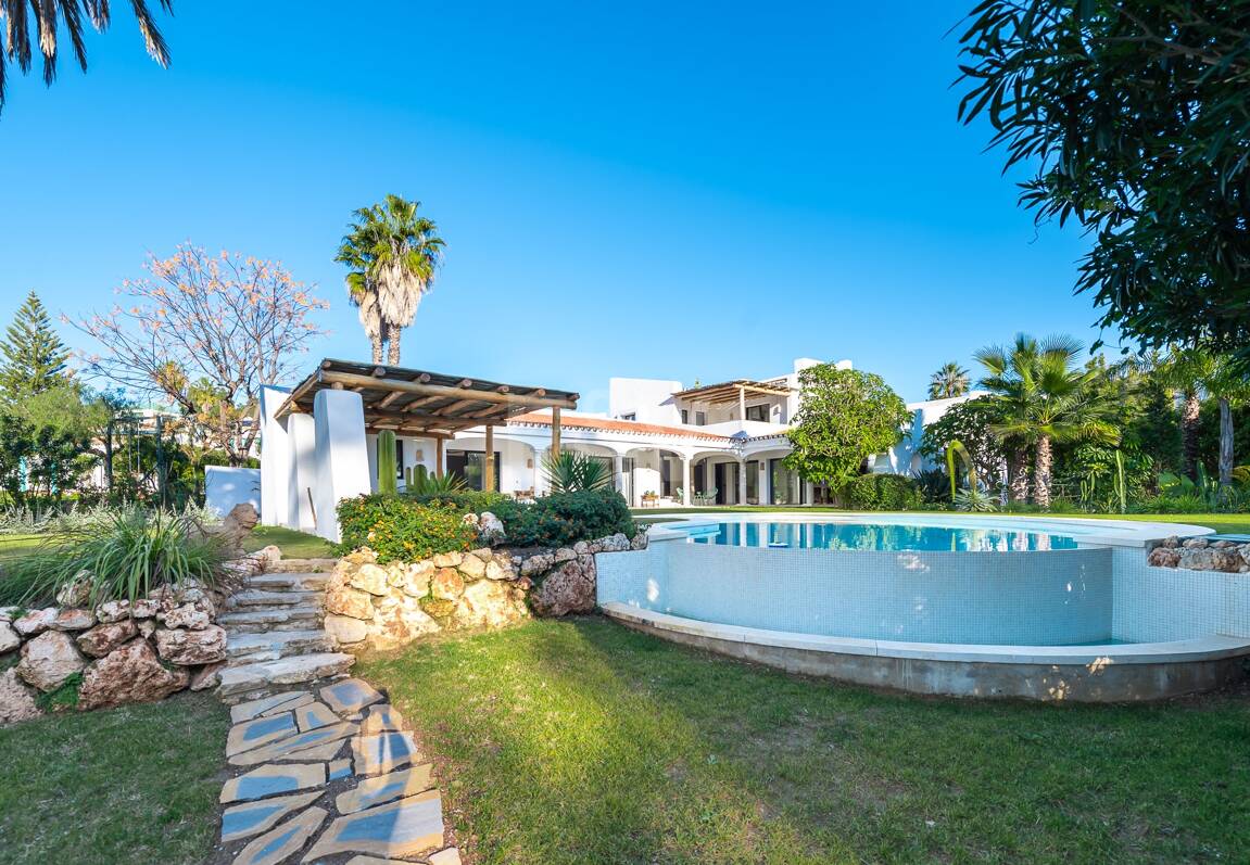 Magnifik andalusisk-Cortijo Style Villa Bara några steg från stranden i prestigefyllda Guadalmina Baja