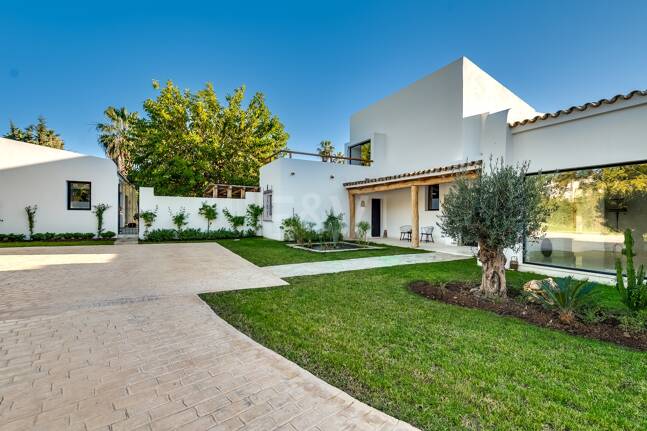 Magnifik andalusisk-Cortijo Style Villa Bara några steg från stranden i prestigefyllda Guadalmina Baja