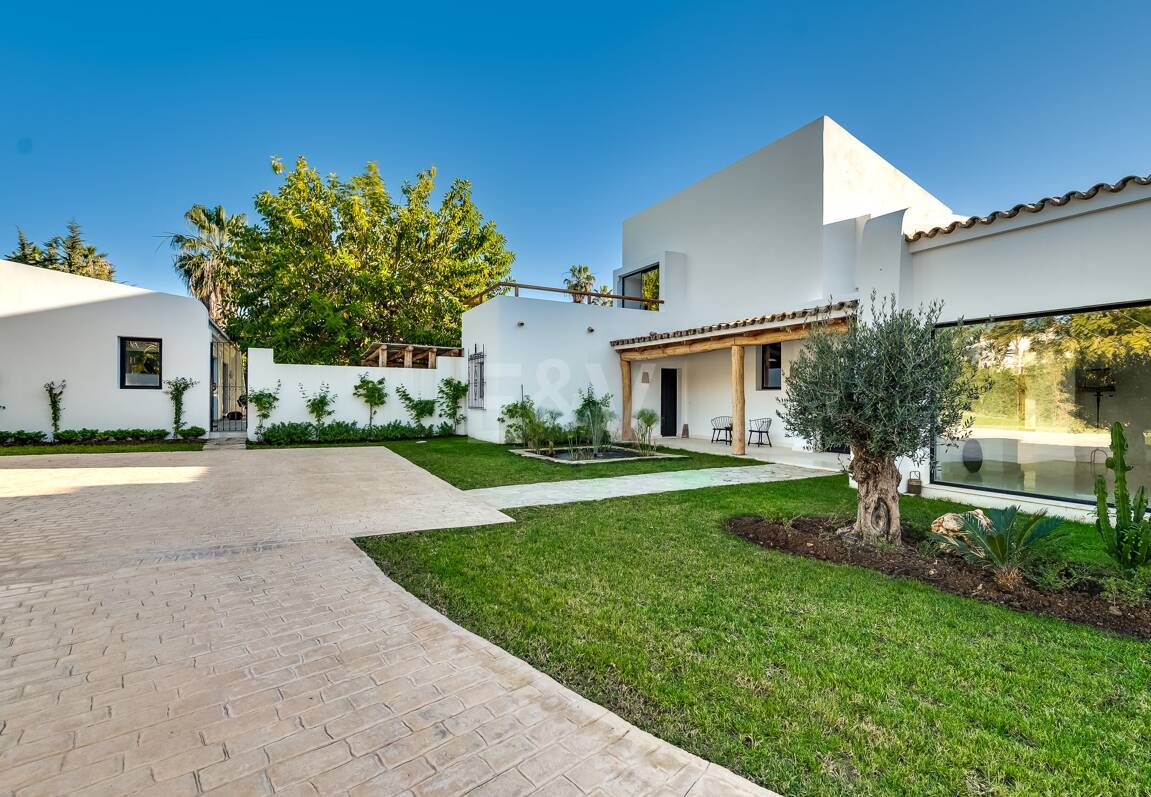 Magnifik andalusisk-Cortijo Style Villa Bara några steg från stranden i prestigefyllda Guadalmina Baja