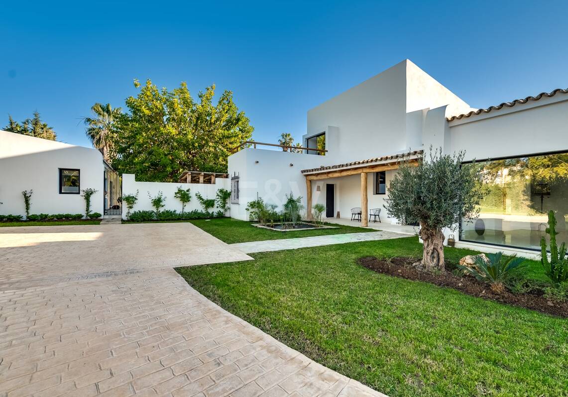 Wunderschöne Villa im Boho-Stil, nur wenige Schritte vom Strand in der renommierten Guadalmina entfernt