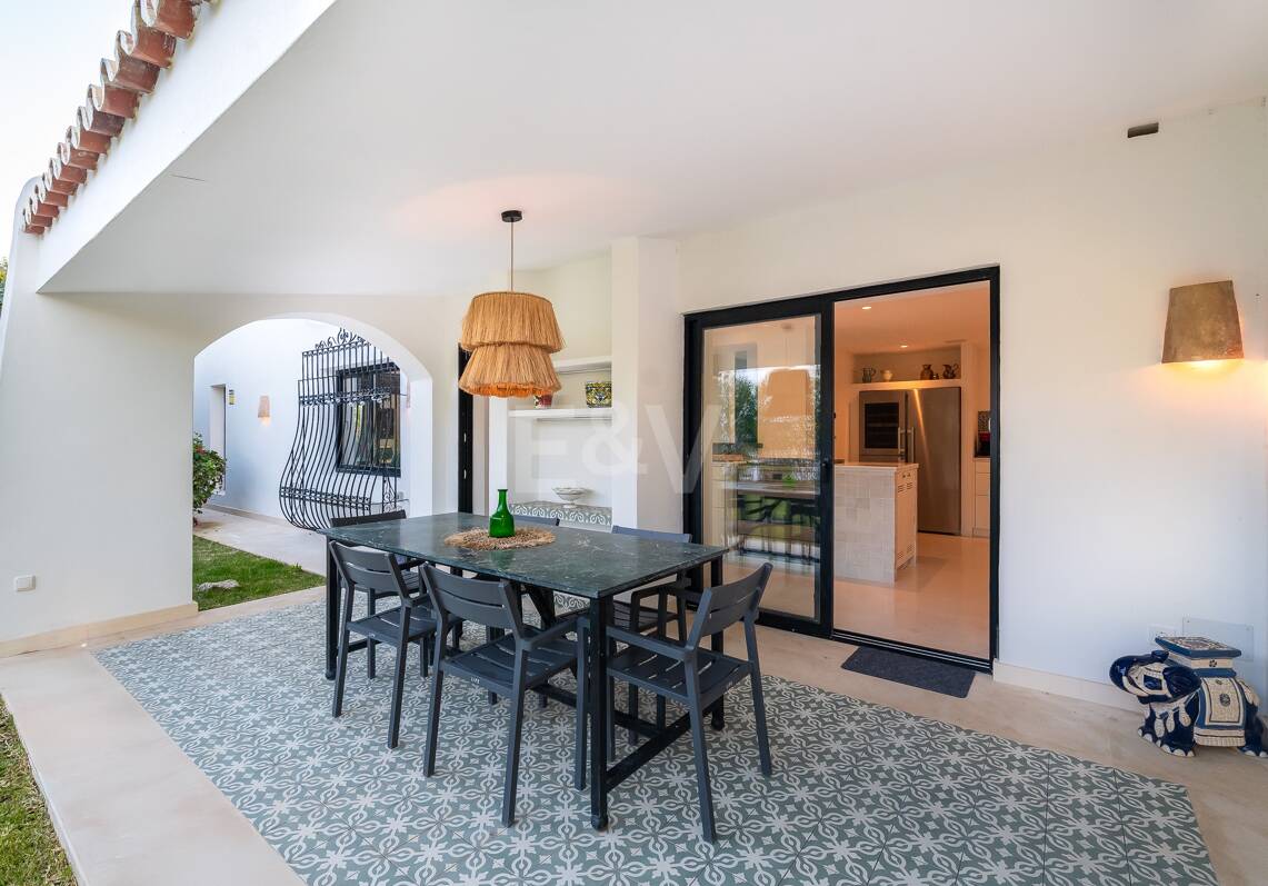Wunderschöne Villa im Boho-Stil, nur wenige Schritte vom Strand in der renommierten Guadalmina entfernt