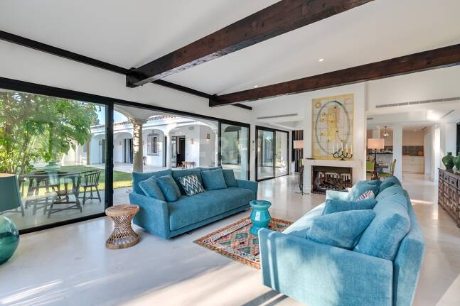 Magnifik andalusisk-Cortijo Style Villa Bara några steg från stranden i prestigefyllda Guadalmina Baja