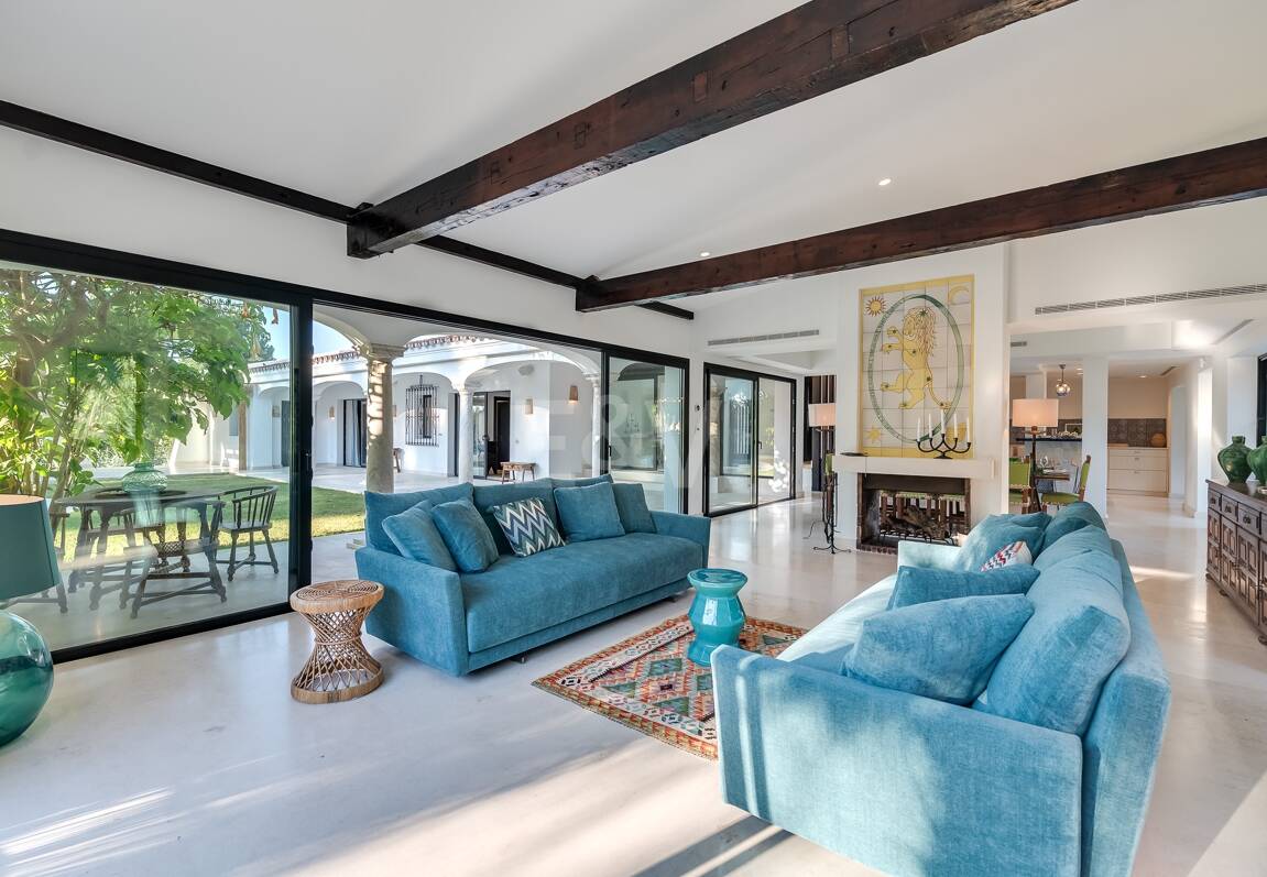Magnifik andalusisk-Cortijo Style Villa Bara några steg från stranden i prestigefyllda Guadalmina Baja