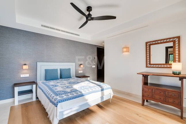 Magnifik andalusisk-Cortijo Style Villa Bara några steg från stranden i prestigefyllda Guadalmina Baja