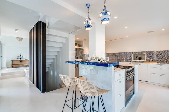 Magnifik andalusisk-Cortijo Style Villa Bara några steg från stranden i prestigefyllda Guadalmina Baja