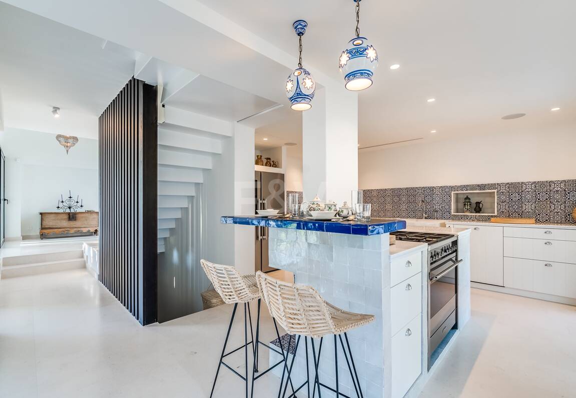 Magnifik andalusisk-Cortijo Style Villa Bara några steg från stranden i prestigefyllda Guadalmina Baja