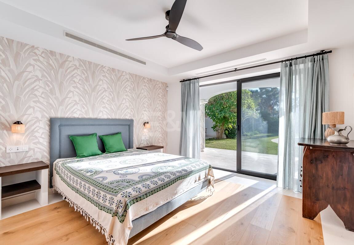 Magnifik andalusisk-Cortijo Style Villa Bara några steg från stranden i prestigefyllda Guadalmina Baja