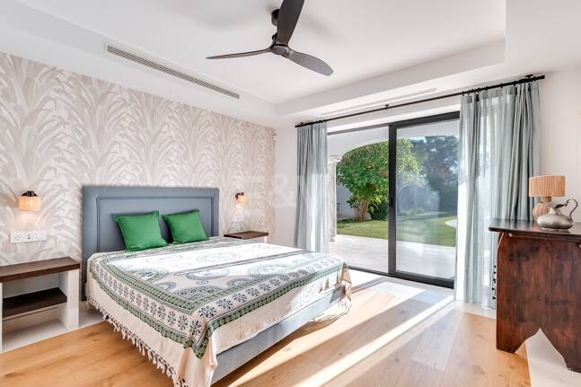 Magnifik andalusisk-Cortijo Style Villa Bara några steg från stranden i prestigefyllda Guadalmina Baja