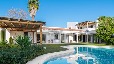 Prächtige andalusische Cortijo-Villa nur wenige Schritte vom Strand in der exklusiven Gegend von Guadalmina Baja