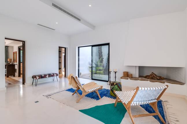 Magnifik andalusisk-Cortijo Style Villa Bara några steg från stranden i prestigefyllda Guadalmina Baja