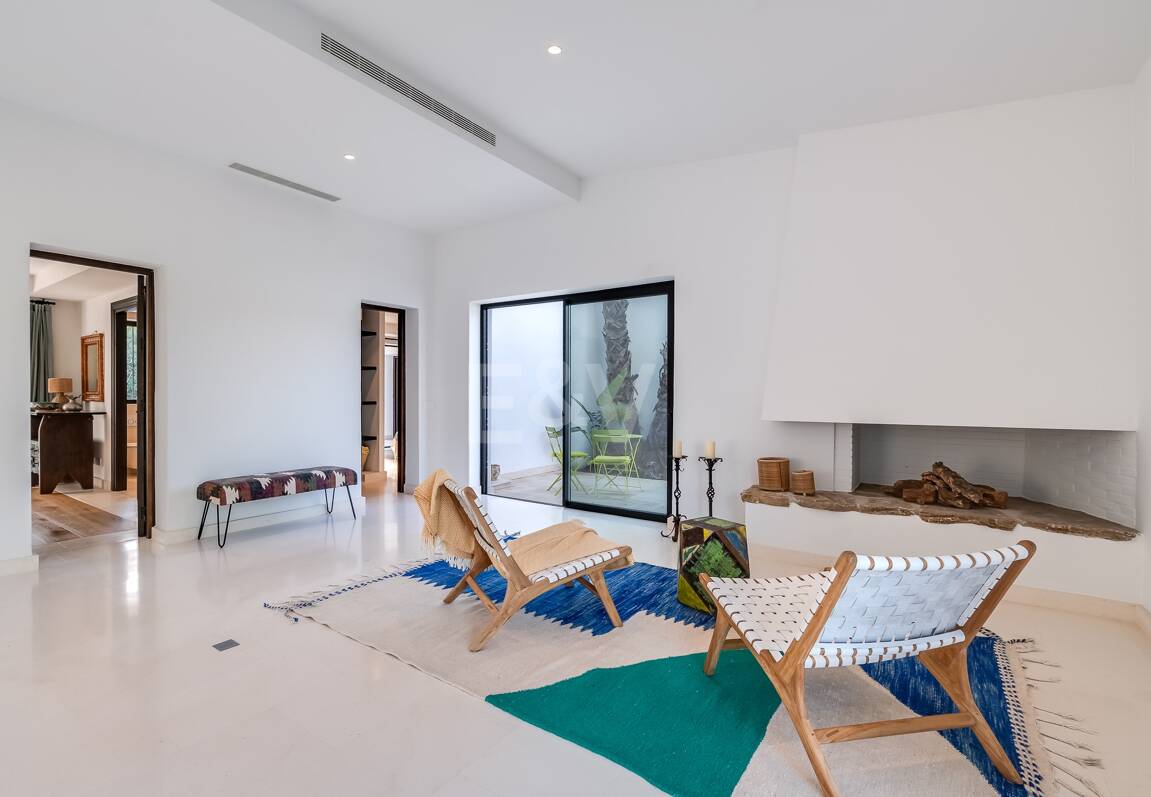 Magnifik andalusisk-Cortijo Style Villa Bara några steg från stranden i prestigefyllda Guadalmina Baja