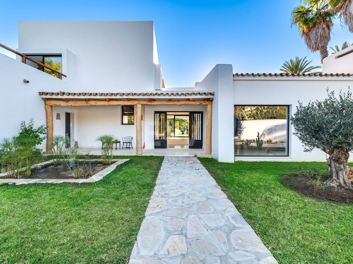 Magnífica villa estilo Boho a pocos pasos de la playa en la prestigiosa Guadalmina