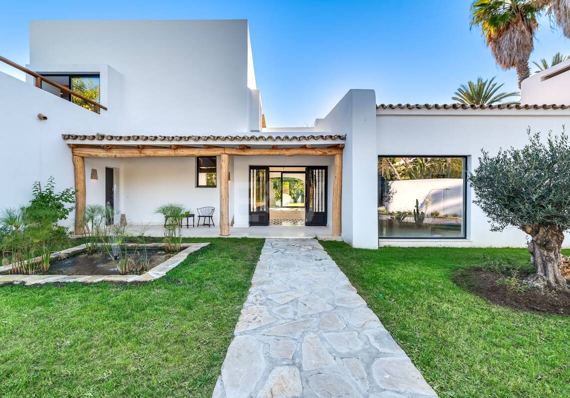 Wunderschöne Villa im Boho-Stil, nur wenige Schritte vom Strand in der renommierten Guadalmina entfernt