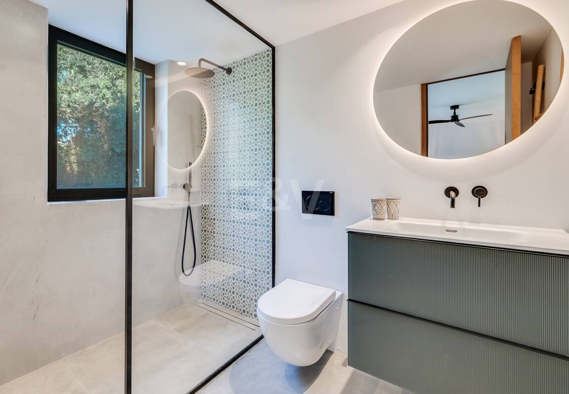 Magnifik andalusisk-Cortijo Style Villa Bara några steg från stranden i prestigefyllda Guadalmina Baja